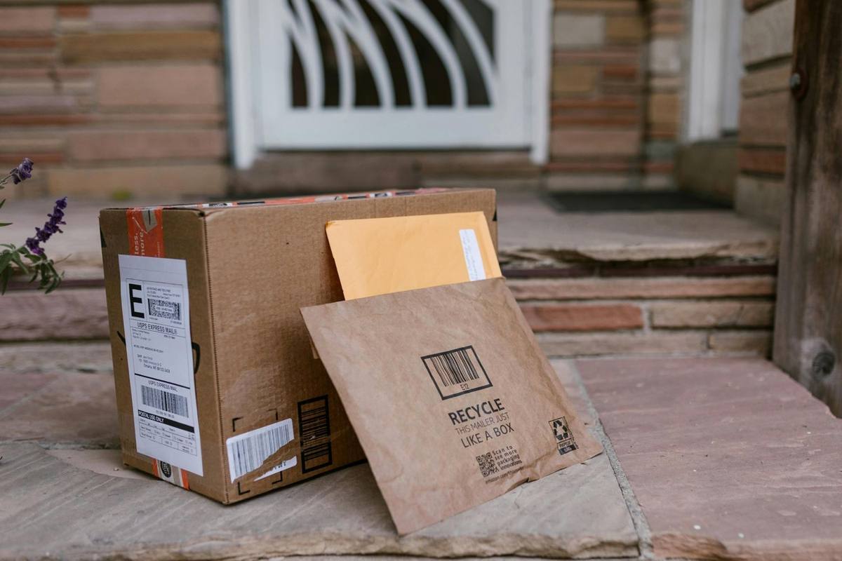 Small parcel shipping and package delivery